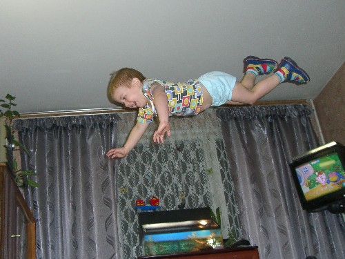Вам кажется поза обычной? :-) часто ли детки летают под потолком? :-) Непоседа
