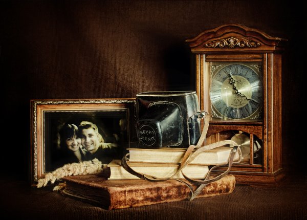 Родительский фотоаппарат "Зенит" и старый семейный фотоальбом в бархате, книги. Рамка и часы в старинном стиле julevna