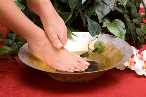 Ванночки от натоптышей. Ноги в тазике с травами. Травяные ванночки для ног. Ванночка для ног с травами. Народные средства для ног.