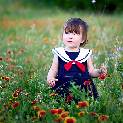 Ребенок в окружении цветов. ignis fatuus