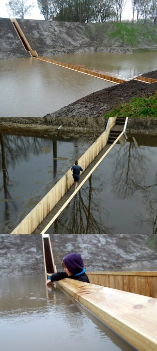 Голландцы построили деревянный мост ниже воды