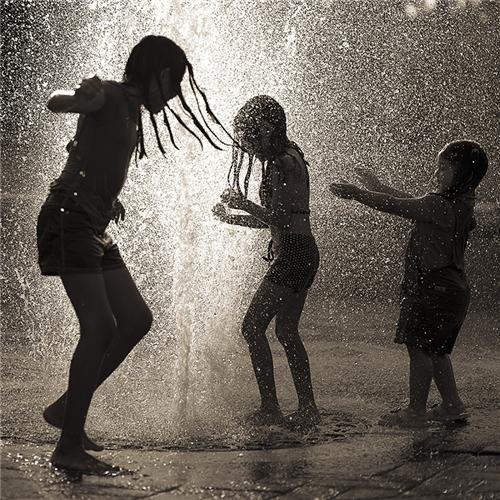 Музыка жизнь танец. Танцы под дождем. Гулять под дождем. Под дождем. Танцы под дождем дети.