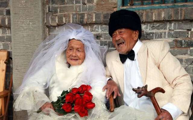 Самый долгий лет жизни. Старые жених и невеста. Свадьба Стариков. Старики молодожены. Бабушка с дедушкой жених и невеста.