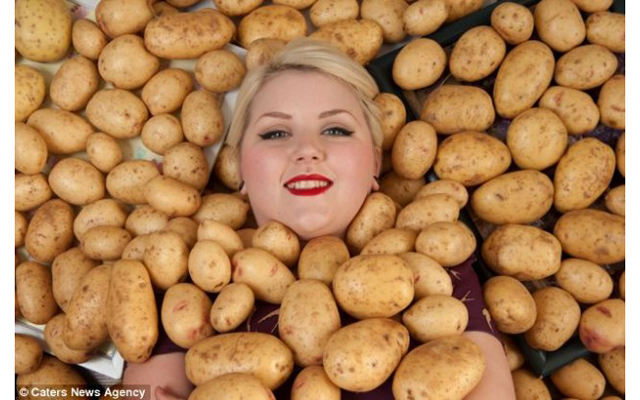 Женщина, ест только картошку, потому что боится другой еды