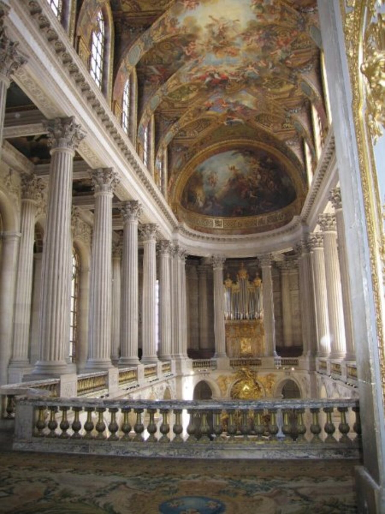 Версаль — дворцово-парковый ансамбль во Франции, бывшая резиденция французских королей в городе Версаль. Дворцовая церковь Версаля является одним из самых восхитительных помещений дворца. Этот вид открывается из Королевской галереи, где Король и члены королевской фамилии слушали мессы.  http://ru.wikipedia.org/wiki/%D7%E0%F1%EE%E2%ED%E8_%C2%E5%F0%F1%E0%EB%FF Seshka