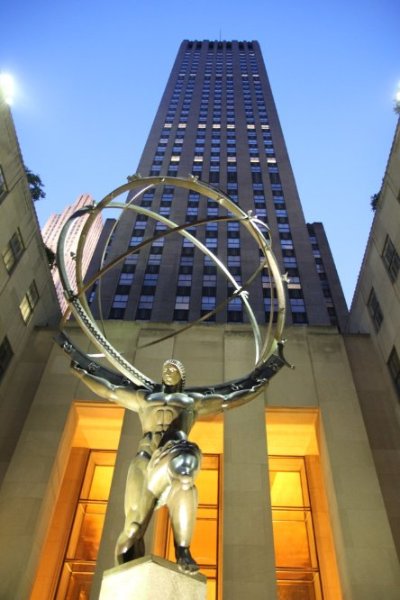 США, г. Нью-Йорк. 
Статуя Атланта — бронзовая статуя в стиле арт-деко перед Рокфеллер-центром в центре Манхэттена. Скульптура изображает древнегреческого титана Атланта, поддерживающего небеса. Она была создана скульпторами Ли Лори и Рене Поль Чембеланом и установлена в 1937 году.
http://ru.wikipedia.org/wiki/%D1%F2%E0%F2%F3%FF_%C0%F2%EB%E0%ED%F2%E0_(%CD%FC%FE-%C9%EE%F0%EA) Seshka