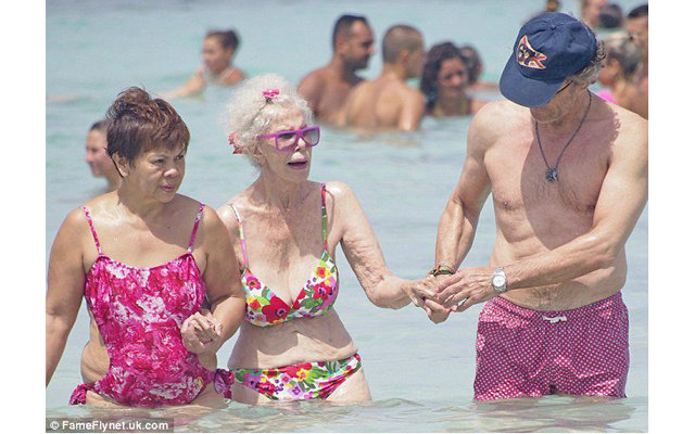 86-летняя герцогиня показалась в бикини