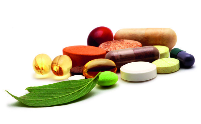 Диетические добавки. Биологически активные добавки. Витамины БАДЫ. БАД И пищевые добавки. Лекарства на белом фоне.