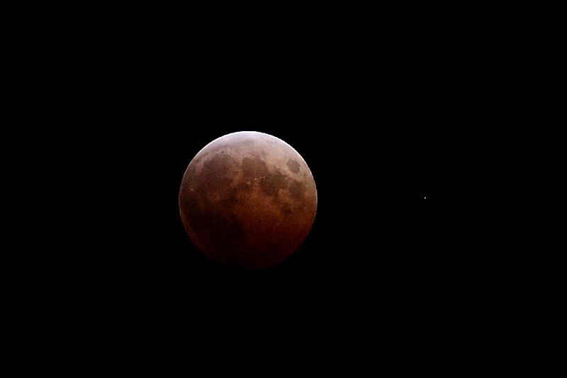 Красная луна во время затмения 8 октября 2014 года Розабельверде