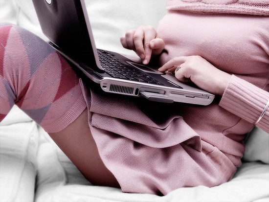 Как встречать мужа после. Красивая девушка с ноутбуком. Ноутбук на ногах. Розовые Ноутбуки для девушек.