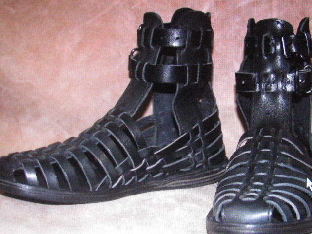 Авито гладиатор. Калиги обувь Римская. Калиги обувь древний Рим. Сандалии римских легионеров. Гладиаторские сандалии мужские.