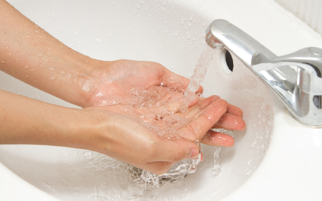 Соль водой смываю. Личная гигиена мытье рук. Рука под проточной водой. Руки под краном с водой. Вымыть руки под проточной водой.