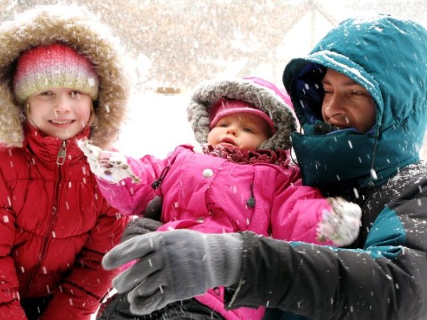 Снег!!! Редкий момент поиграть всей семьей и поваляться в снегу :) grigkot