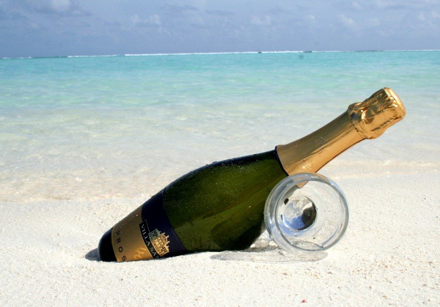 Деду Морозу не помешает отдых после трудов. Поэтому подарок - тур на море, ну и бутылочка шампанского впридачу. Теперь он может и выпить :). KLM.