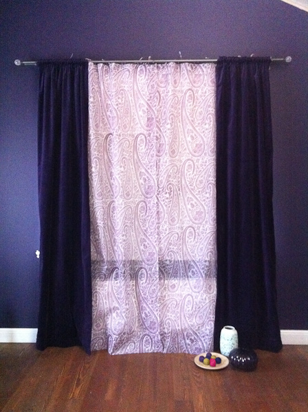 Фиолетовая тюль с черными шторами