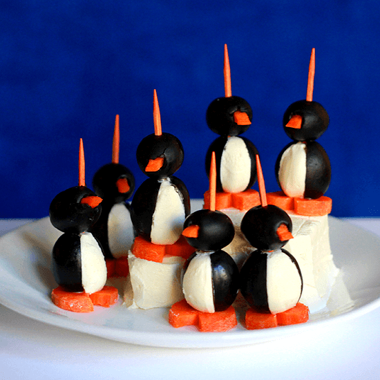 Канапе - пингвины. Вот такими пингвинчиками Вы можете украсить свой праздничный стол. Для этого потребуется:
Оливки чёрные - 18 крупных, 18 мелких (без косточек)
Сливочный сыр - 125 гр
Ветчина- 100 гр.
Морковь - 1 шт
Чесночная соль, специи
Зубочистки - 18 шт
Крупные оливки разрезаем наполняем сыром смешанным с солью и специями по вкусу, в маленькие оливки кладем кусочки ветчины, делаем пингвинчиков и ставим их на кружочки моркови из которых вырезаны треугольники для носиков. Скрепляем их зубочистками. Приятного аппетита!!! AVA