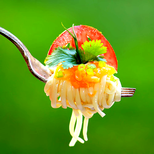 Спагетти с сыром и зеленью. Спагетти отварить в воде с солью, скинуть в шумовку и промыть под горячей водой. Добавить масло и специи (по вкусу). Пока спагетти горячие, посыпать их тёртым сыром и зеленью, украсить помиборами. Приятного аппетита! AVA