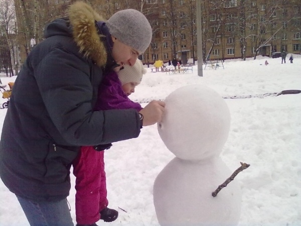 Муж и дочка лепят снеговика aqua_n