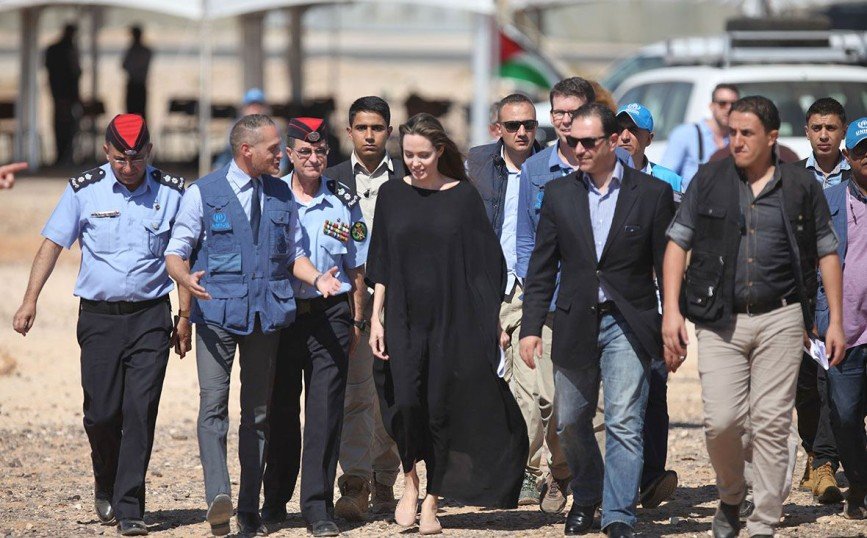 Наряд Анджелины Джоли вызвал интерес у журналистов