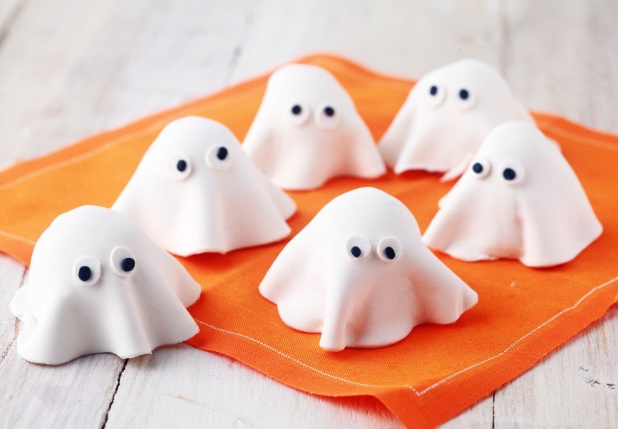 Рецепты к Хэллоуину: кексы-призраки