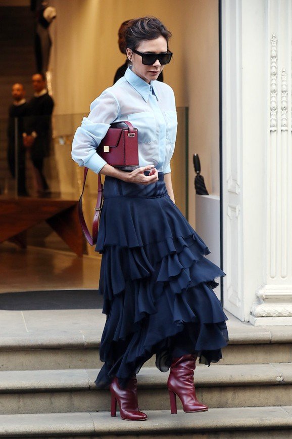 «Будто колготки выше юбки натянула»: новый выход Виктории Бекхэм