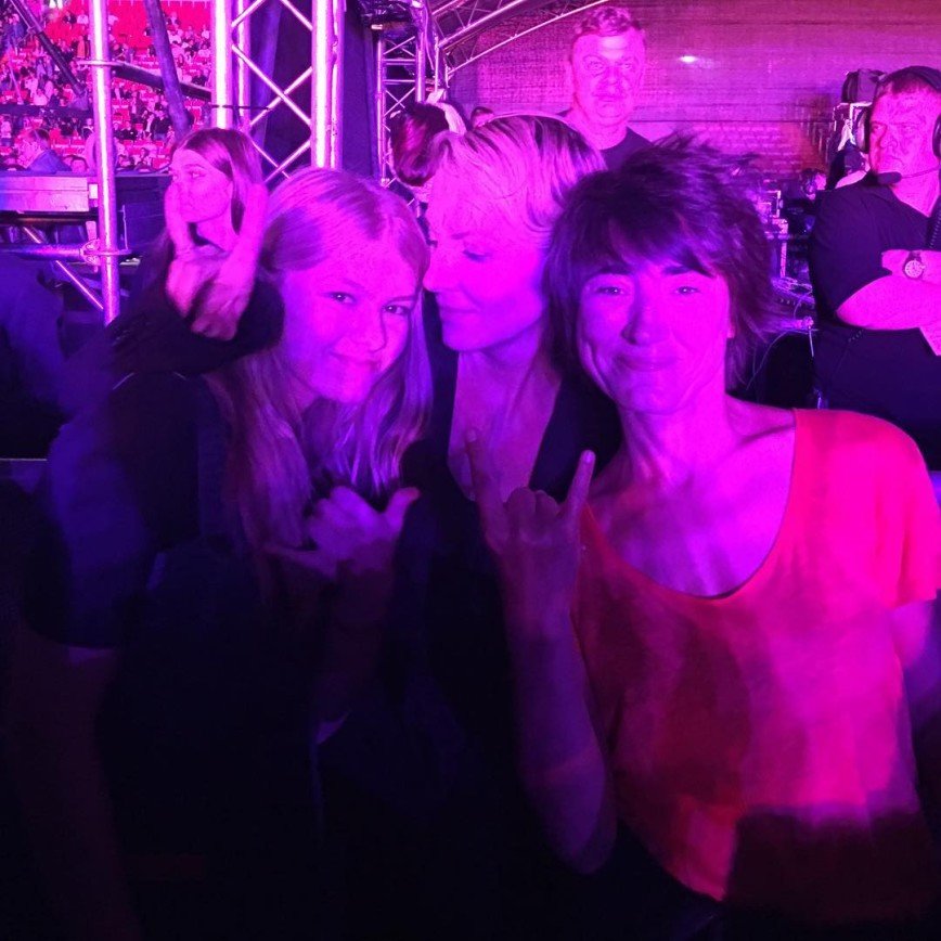 Рената Литвинова с дочкой и Земфирой на концерте Red Hot Chili Peppers 