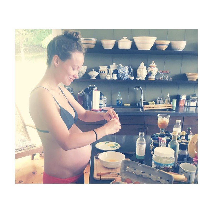 Беременная Оливия Уайлд готовит завтрак в бикини