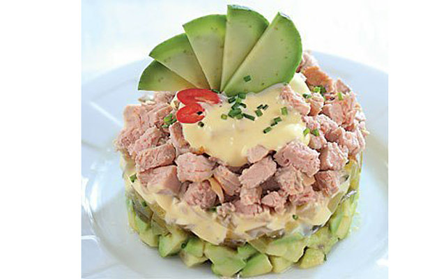 Слоеный салат из запеченного мяса с авокадо 