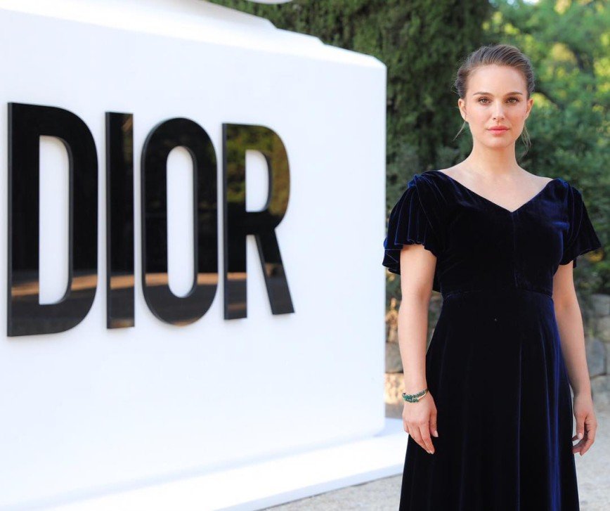 Натали Портман в платье от Dior вышла в свет после родов