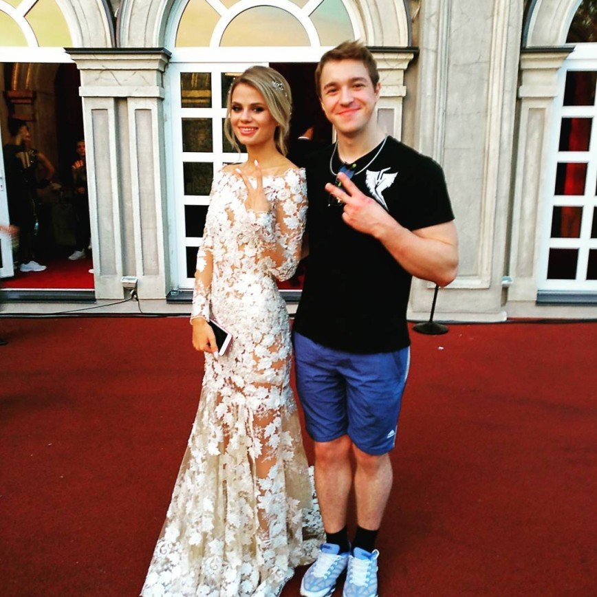 Артист цирка не постеснялся сфотографироваться с невестой Никиты Преснякова в шортиках