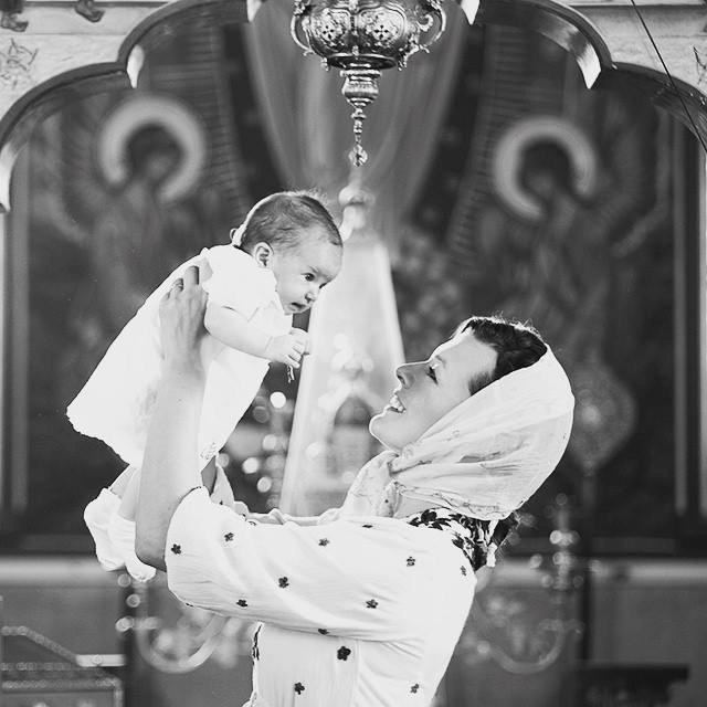 Фотографии с крещения младшей дочери Миллы Йовович