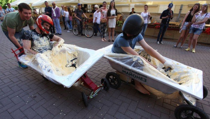 В центре Москвы прошли гонки в ваннах с майонезом