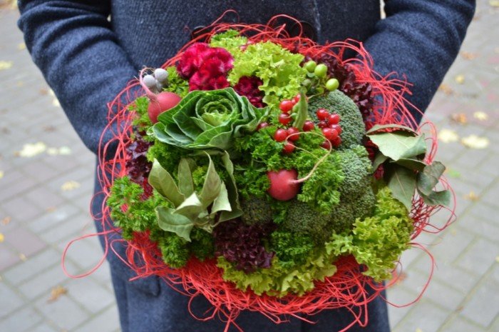В Японии женихи на свадьбе бросают букеты из брокколи