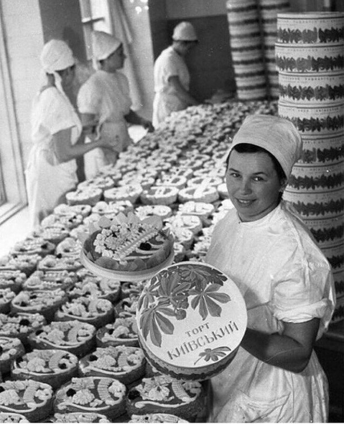 Назад в СССР: кто помнит вкус знаменитого Киевского торта?