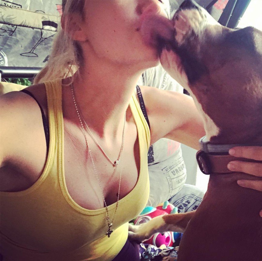 Подписчиков передёрнуло от поцелуя Агаты Муцениеце с собакой