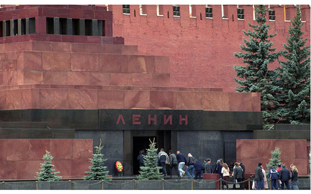 Мавзолей Ленина вновь открывается для посетителей 