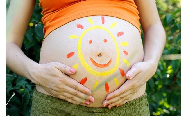 Мероприятия ко дню беременных. Живот беременной женщины. Беременность животик. Солнышко на животе беременной. Беременность ребенок.