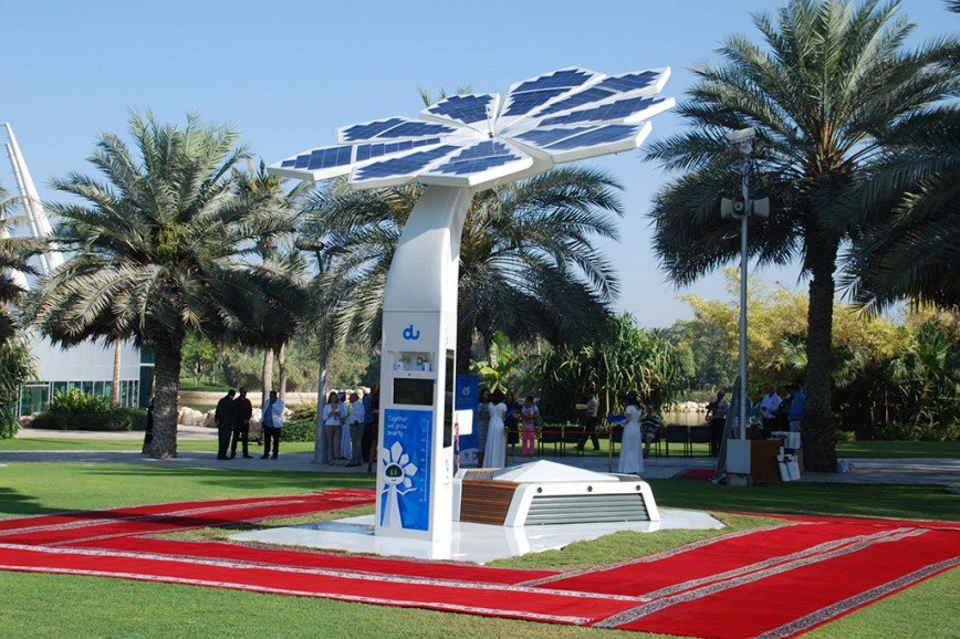 В Дубае появились wi-fi-пальмы на солнечных батареях