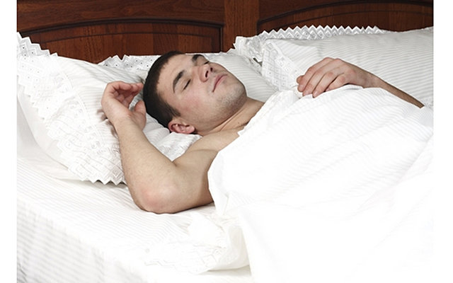 Фото спящие мужья. Мужчина в кровати. Парень лежит на кровати.