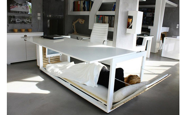 Греческий дизайнер создала офисный стол для сиесты