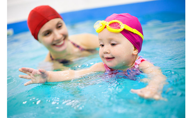 Как научить ребенка плавать?