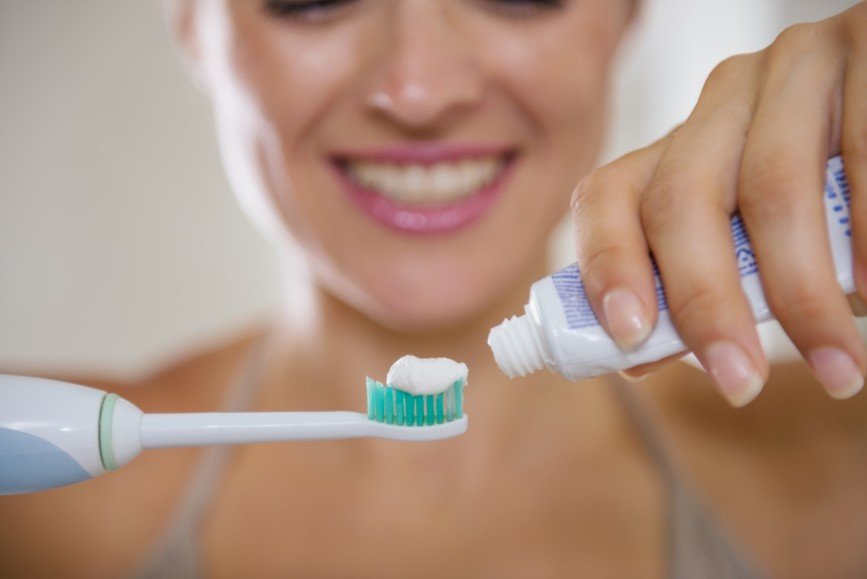 14% взрослых людей чистят зубы пальцами