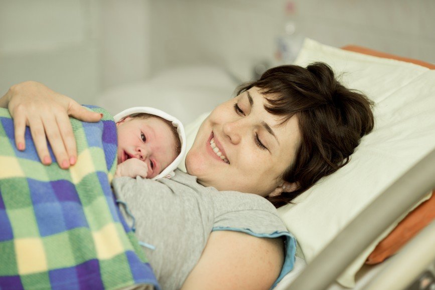 Матери необходим телесный контакт с новорожденным