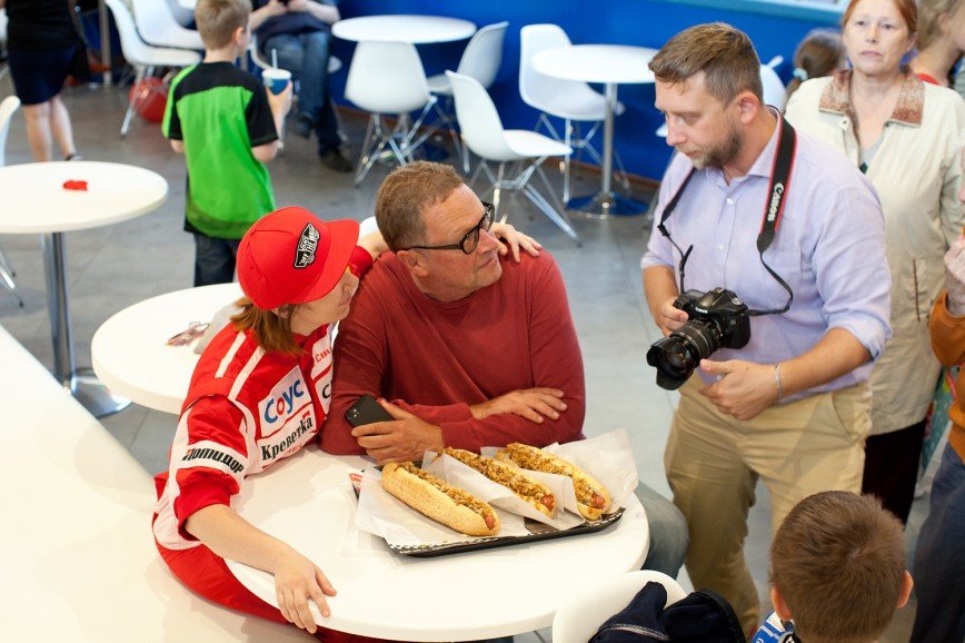 В центре Москвы накормили бесплатно хот-догами