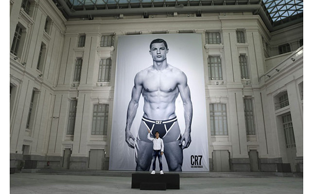 Криштиану Роналду – гигант в трусах над Мадридом