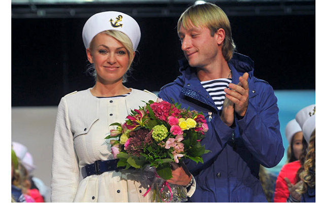 Рудковская и Плющенко представили коллекцию одежды