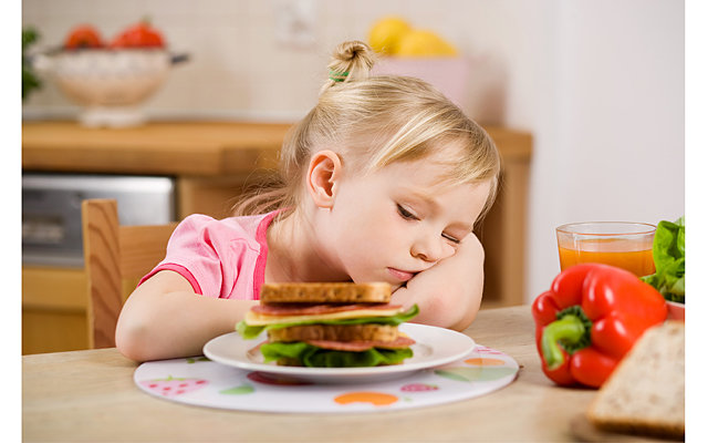 Стоит ли заставлять ребенка съедать все 