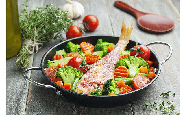 Рыба с овощами на сковороде рецепты. Ужин рыба с овощами. Скандинавская диета. Рыба правильное питание. Рыба с овощами на сковороде.