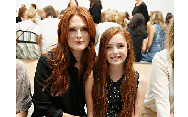 Джулиана Мур с дочкой на неделе моды в Нью-Йорке