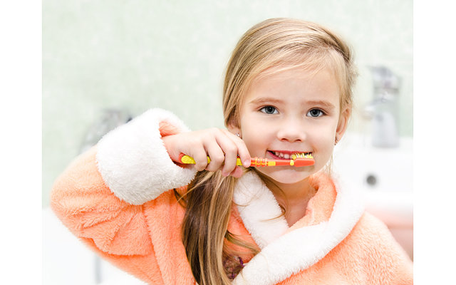 Щетка и паста помогут научить ребенка чистить зубы